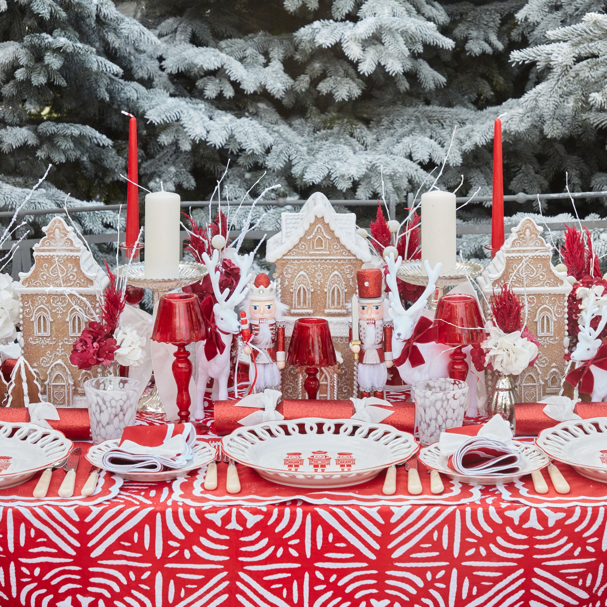 Add a touch of sparkle to your festive table with these charming Red Glitter Crackers.