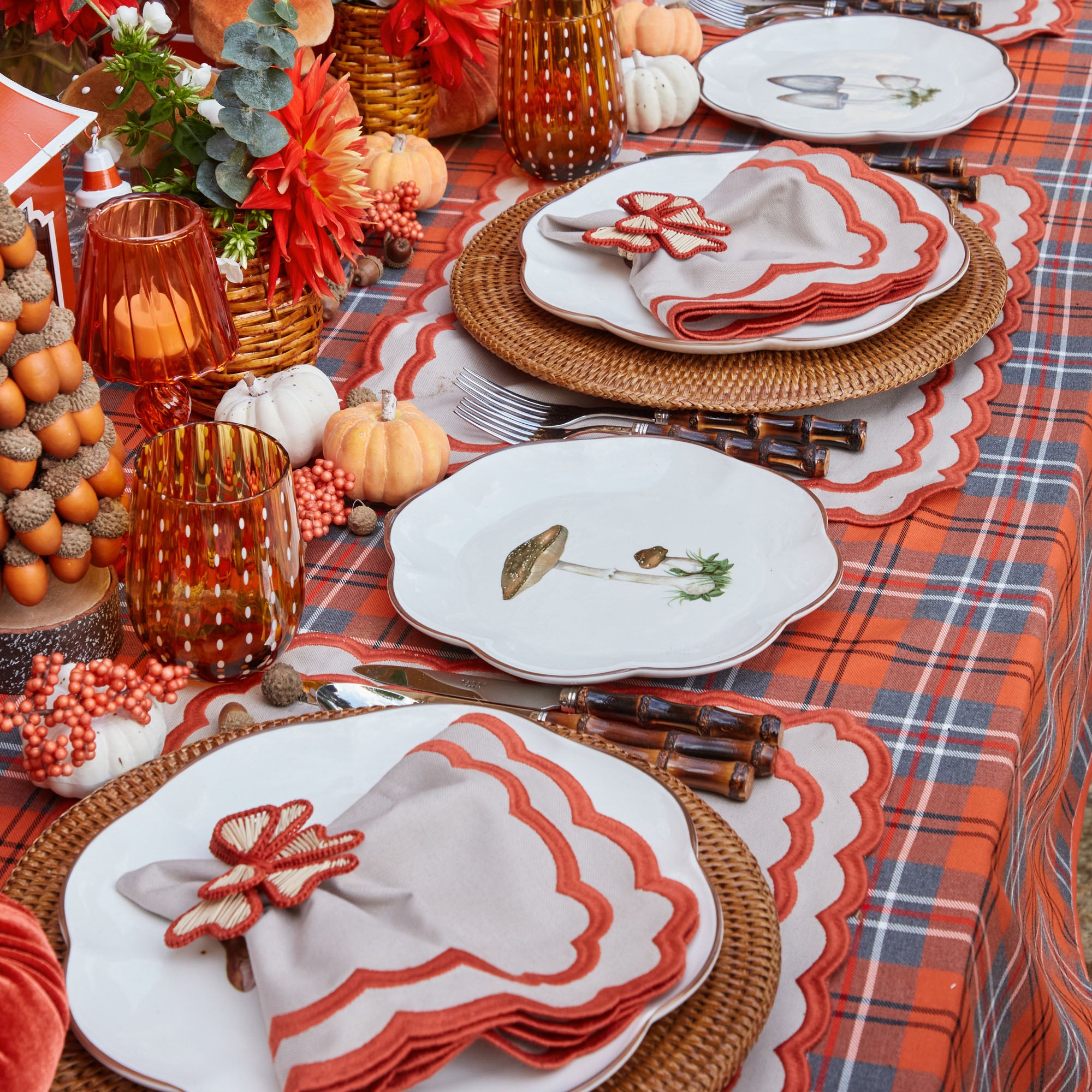 Enjoy the combination of form and function with these Scalloped Mushroom Starter Plates in a convenient set of 28.