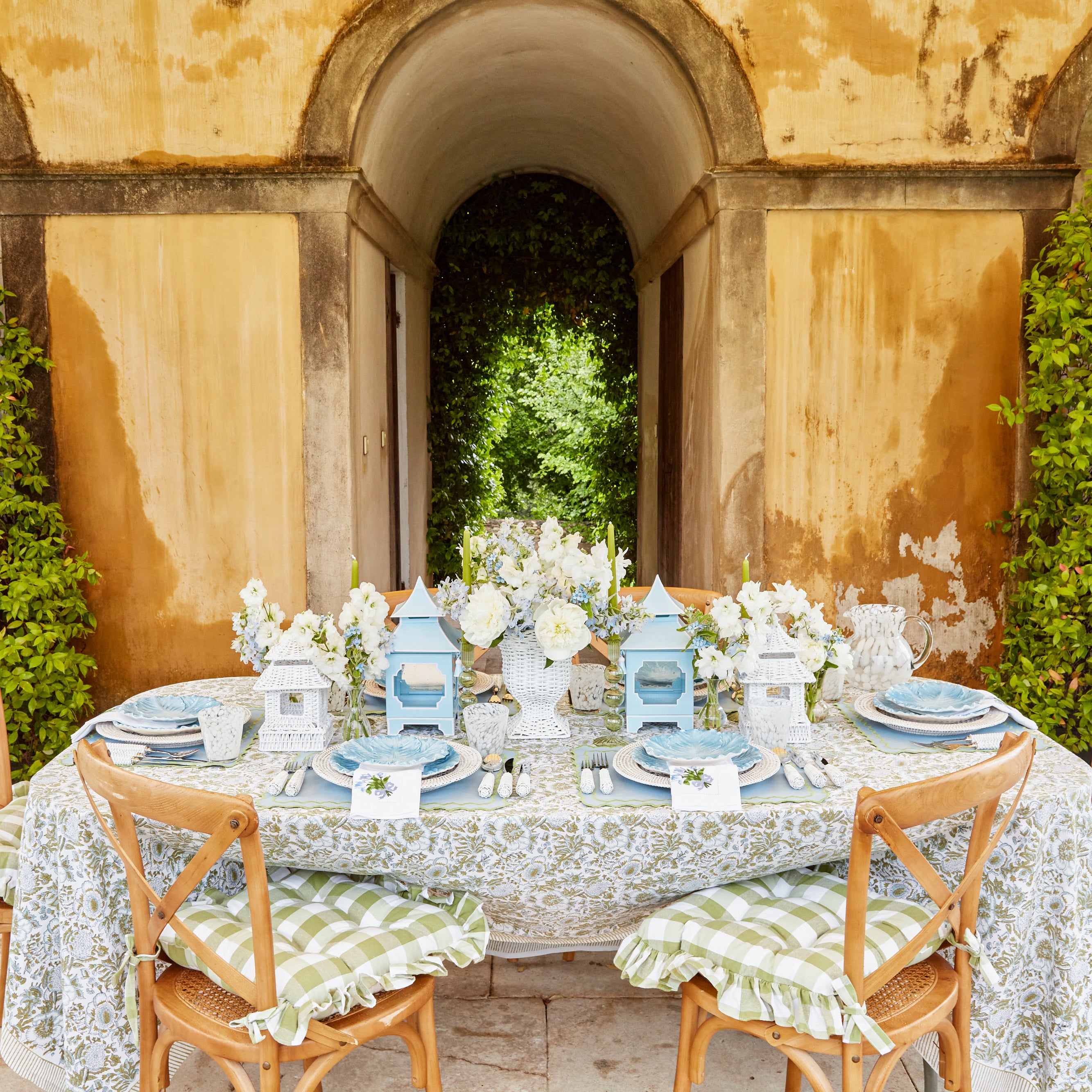 Add a touch of timeless Christmas style to your holiday table with the Dappled White Glasses & Jug Set, perfect for creating a coordinated and inviting atmosphere.