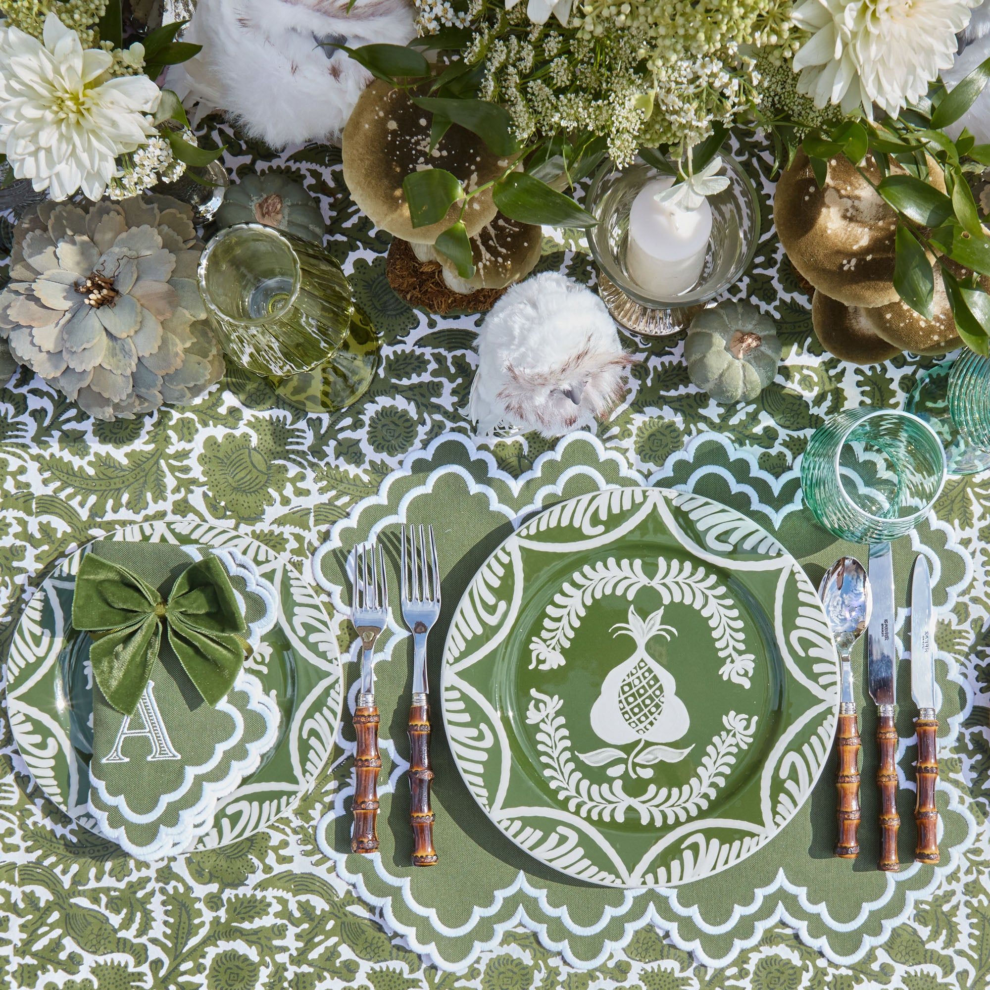 Make your table setting come alive with the spirit of the forest using our set of 4 Forest Green Velvet Napkin Bows.