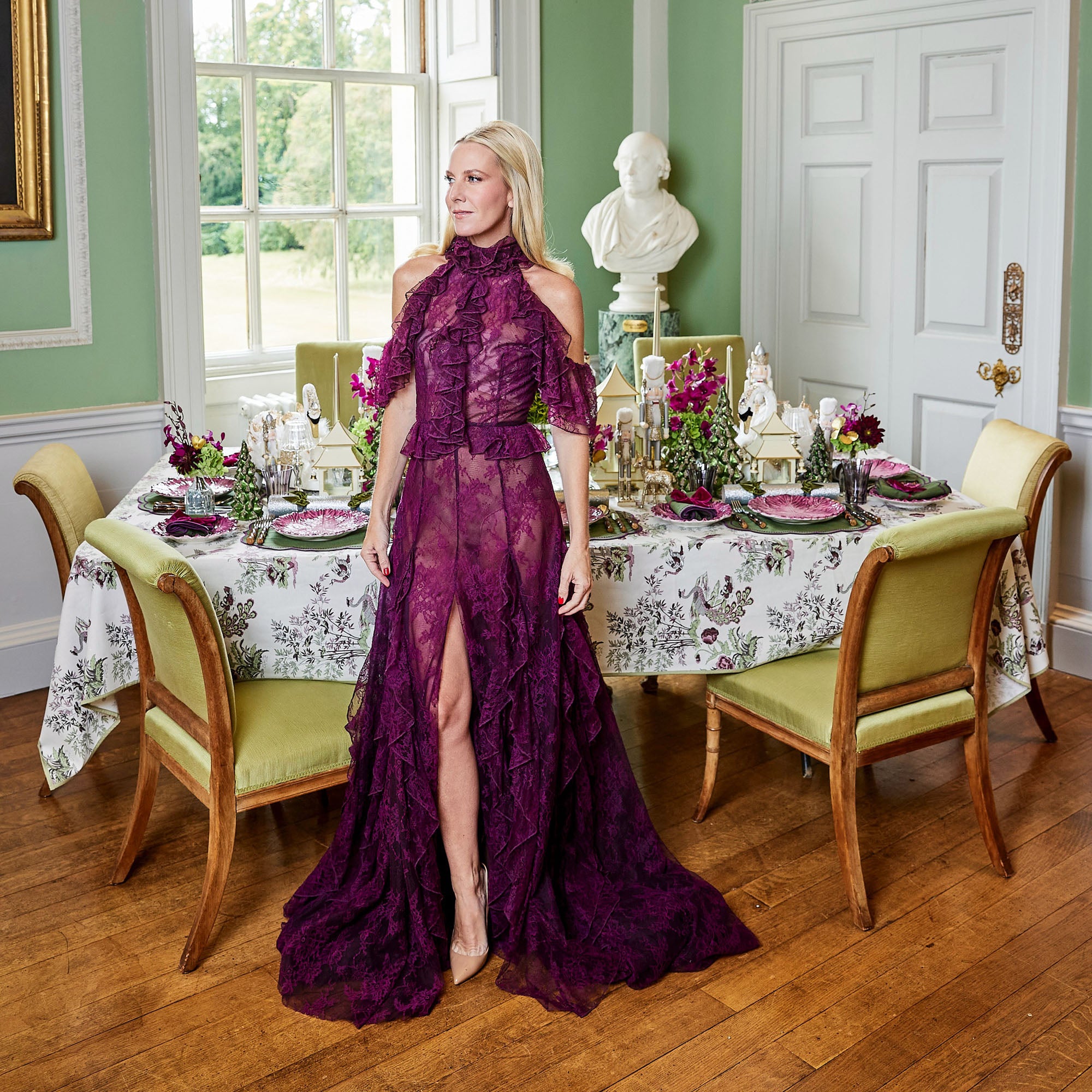 Impress your guests with the graceful and garden-inspired design of the Peacock Garden Tablecloth, a tablecloth that combines style with the beauty of a peacock's plumage.