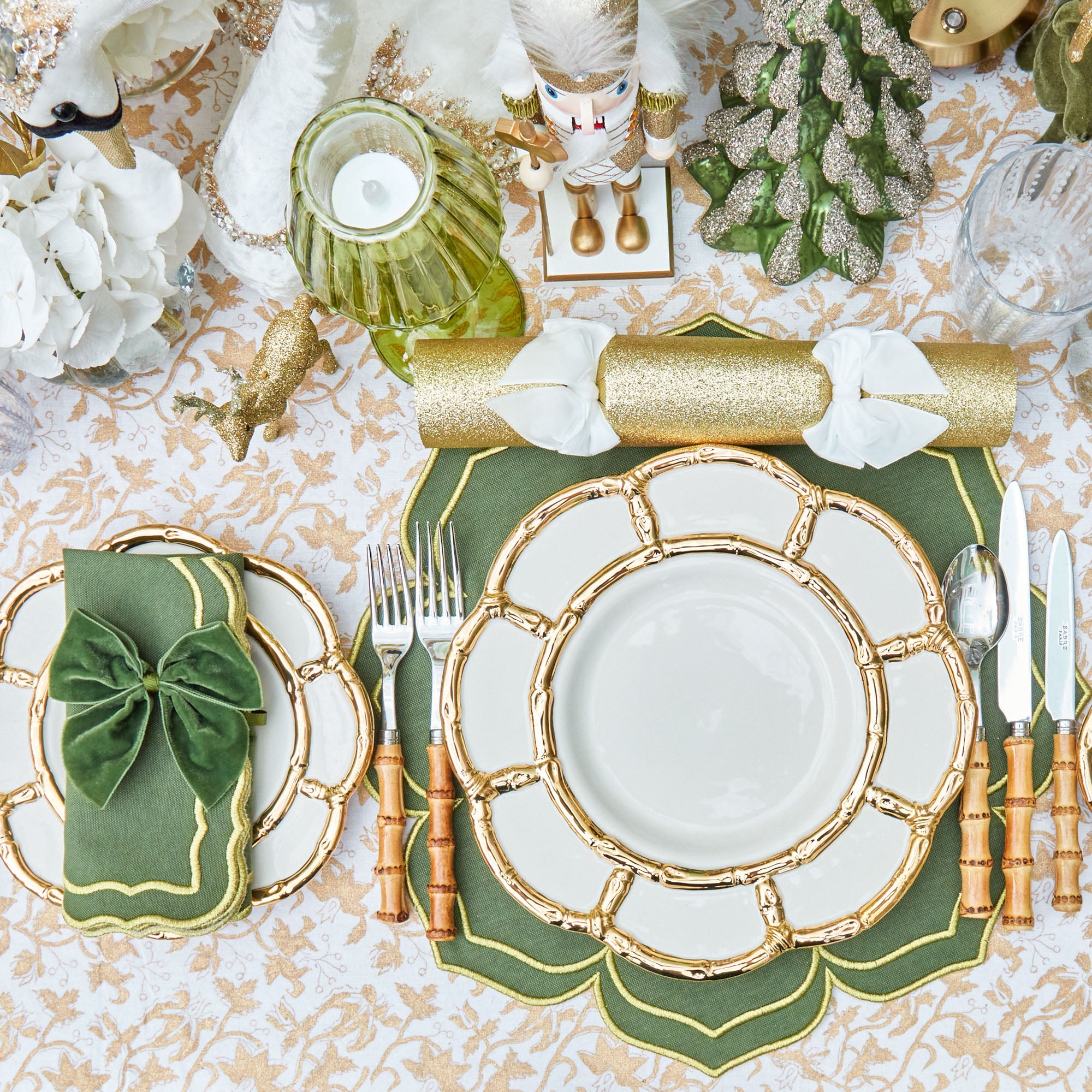 Create a dining ambiance that exudes sophistication with the Gold Petal Bamboo Ceramic Dinner Plate, a must-have for infusing your table setting with the charm of intricate gold petal detailing.