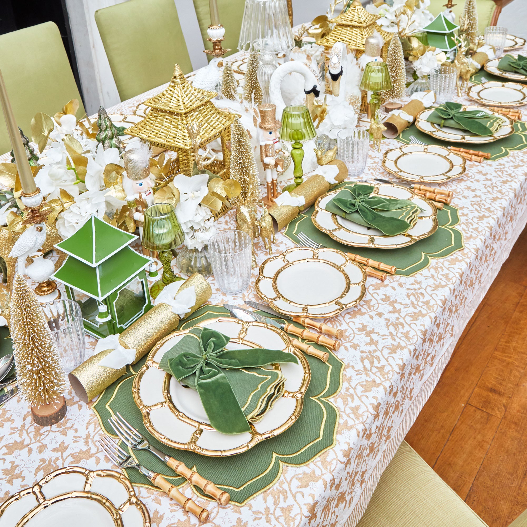 Make every dining occasion a masterpiece with the Gold Petal Bamboo Ceramic Starter Plate, a plate that infuses your table setting with the beauty and richness of gold petal embellishments.