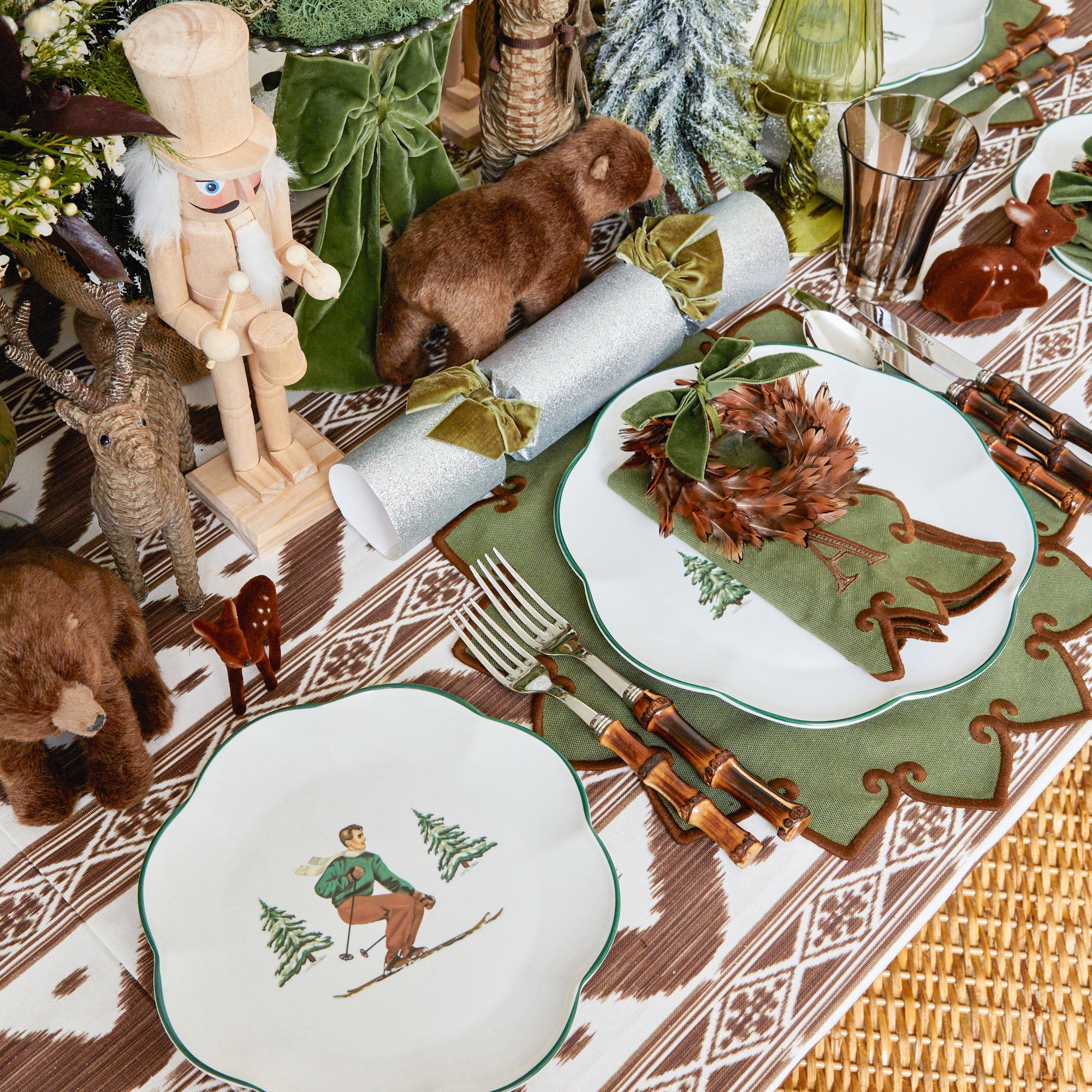 Add a touch of alpine charm to your holiday festivities with the Heidi & Hans Skier Starter Plates, perfect for enhancing your Christmas atmosphere.