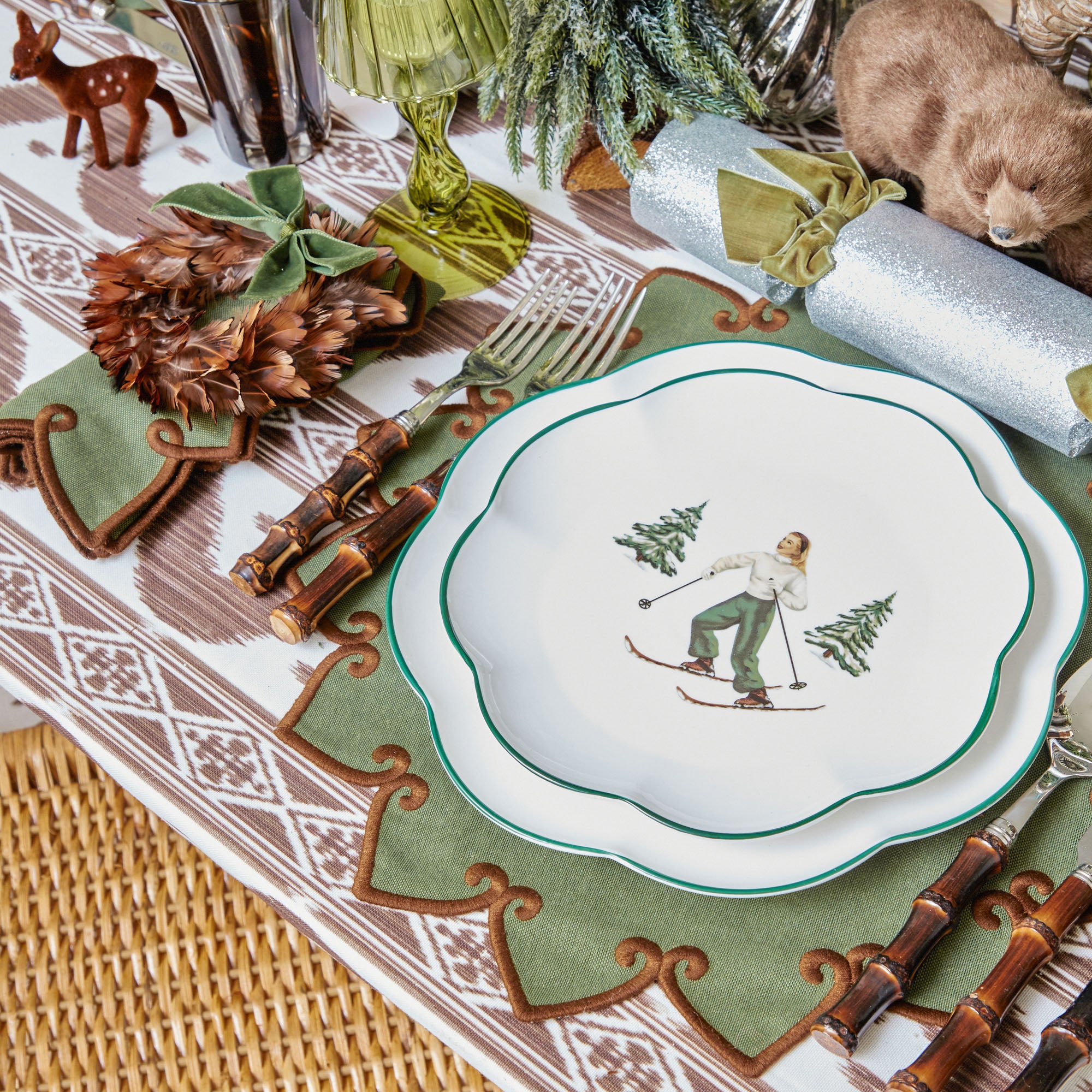 Add a touch of alpine charm to your holiday festivities with the Heidi & Hans Skier Starter Plates, perfect for enhancing your Christmas atmosphere.