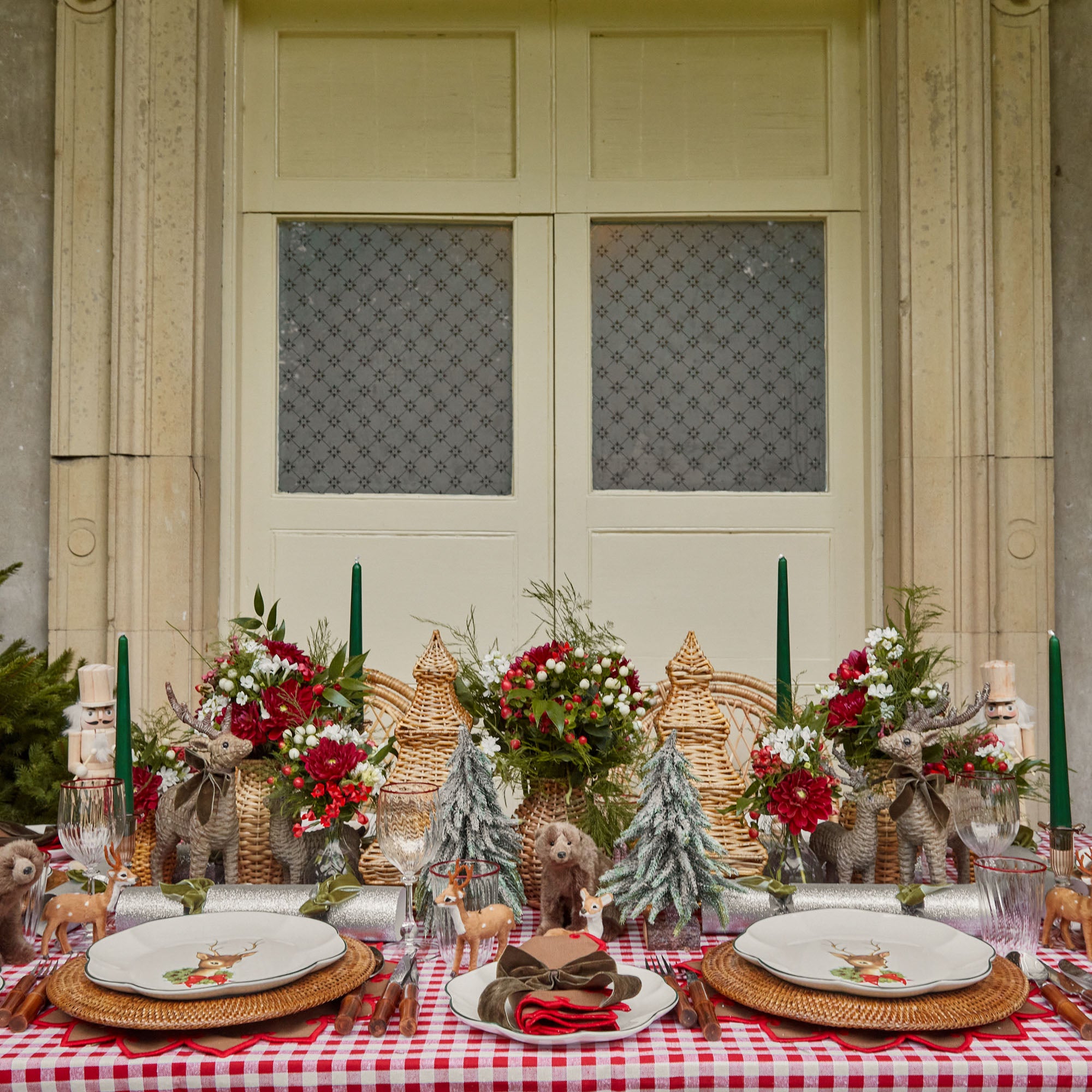 Impress your guests with the rustic charm of the Natural Rattan Christmas Tree, a holiday centerpiece that adds a touch of nature's beauty and the allure of festive decor to your gatherings.