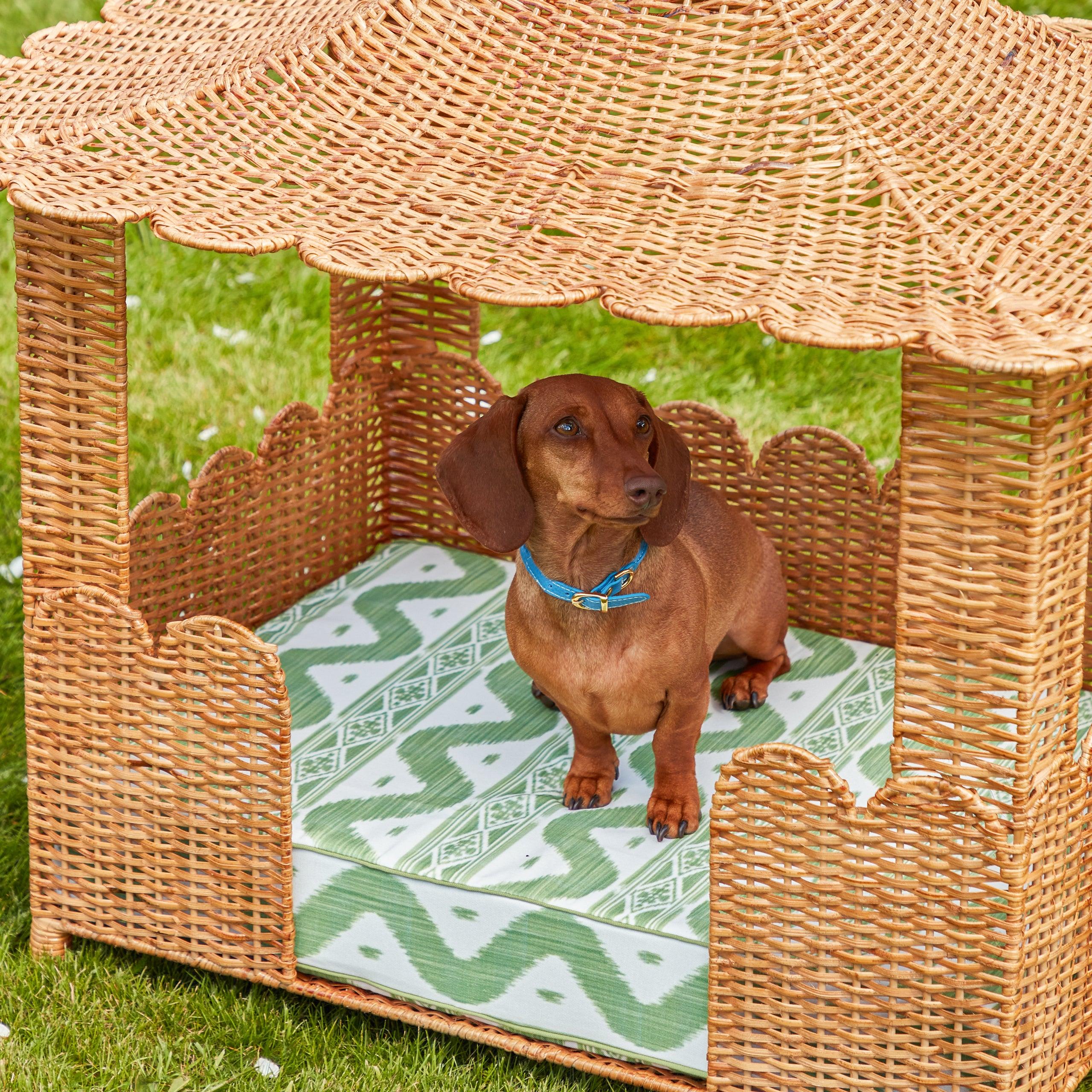 PawHut Wicker Dog House with Canopy, Rattan Dog Bed with Water