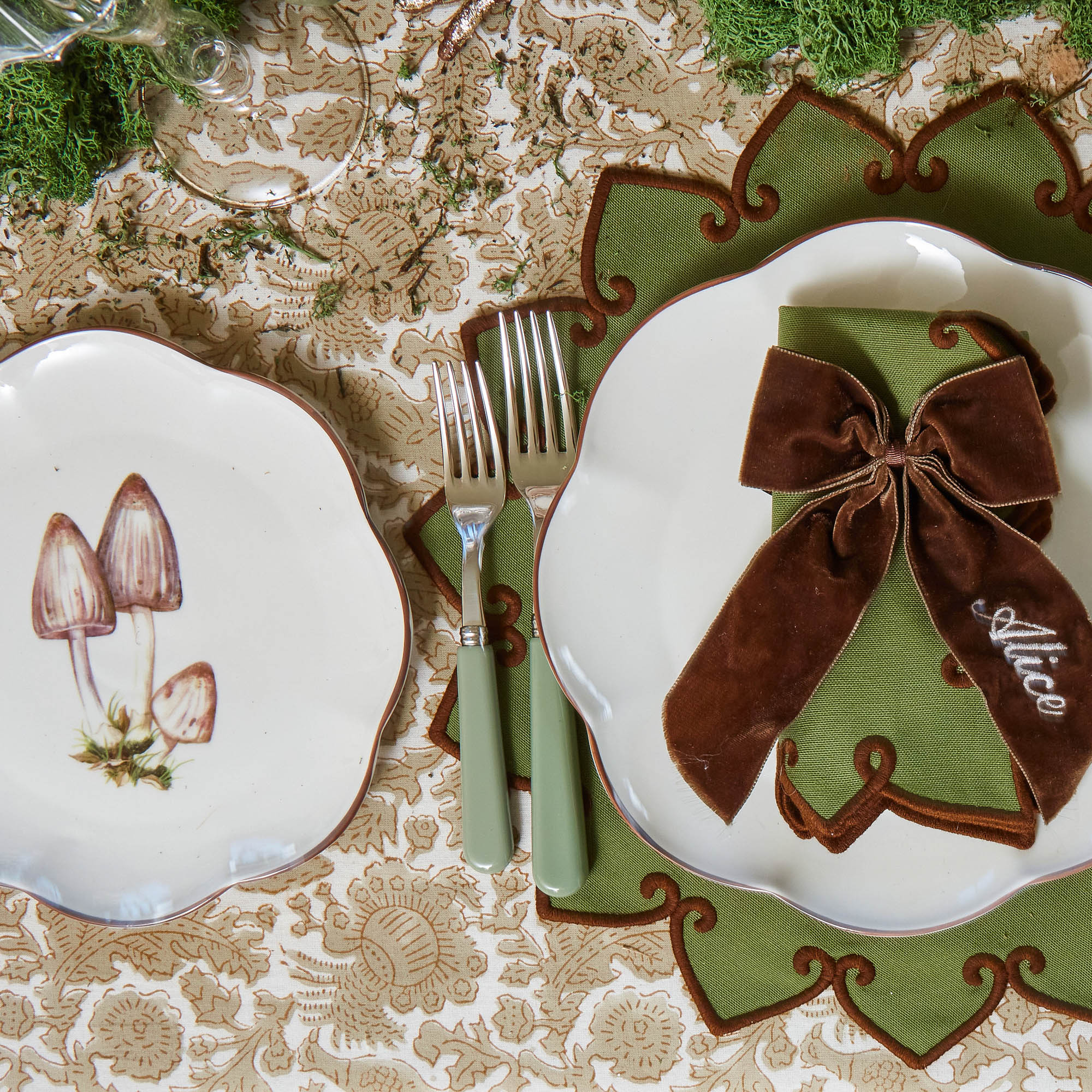 Scalloped Mushroom Starter Plate (Grey)