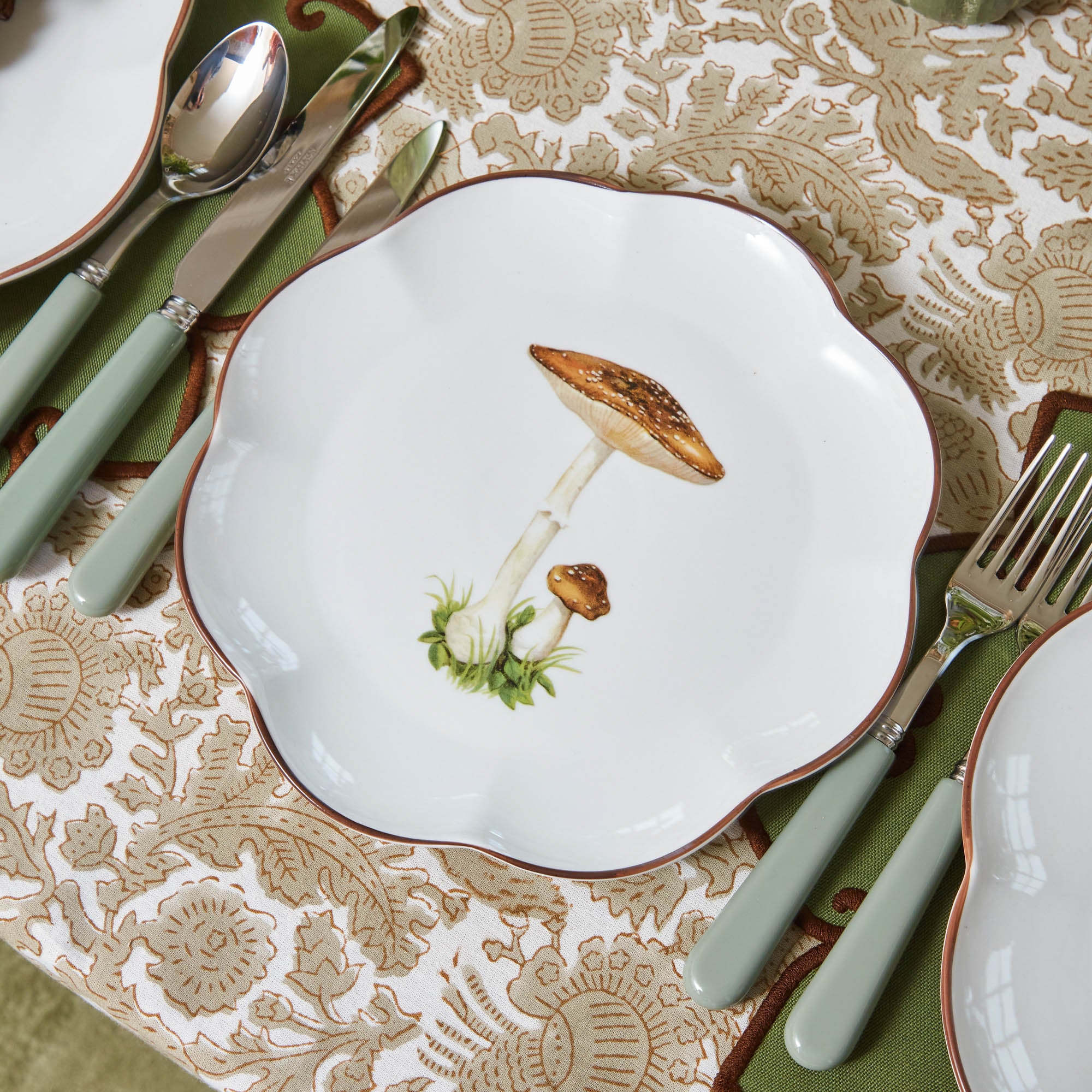 Scalloped Mushroom Starter Plate (Brown)