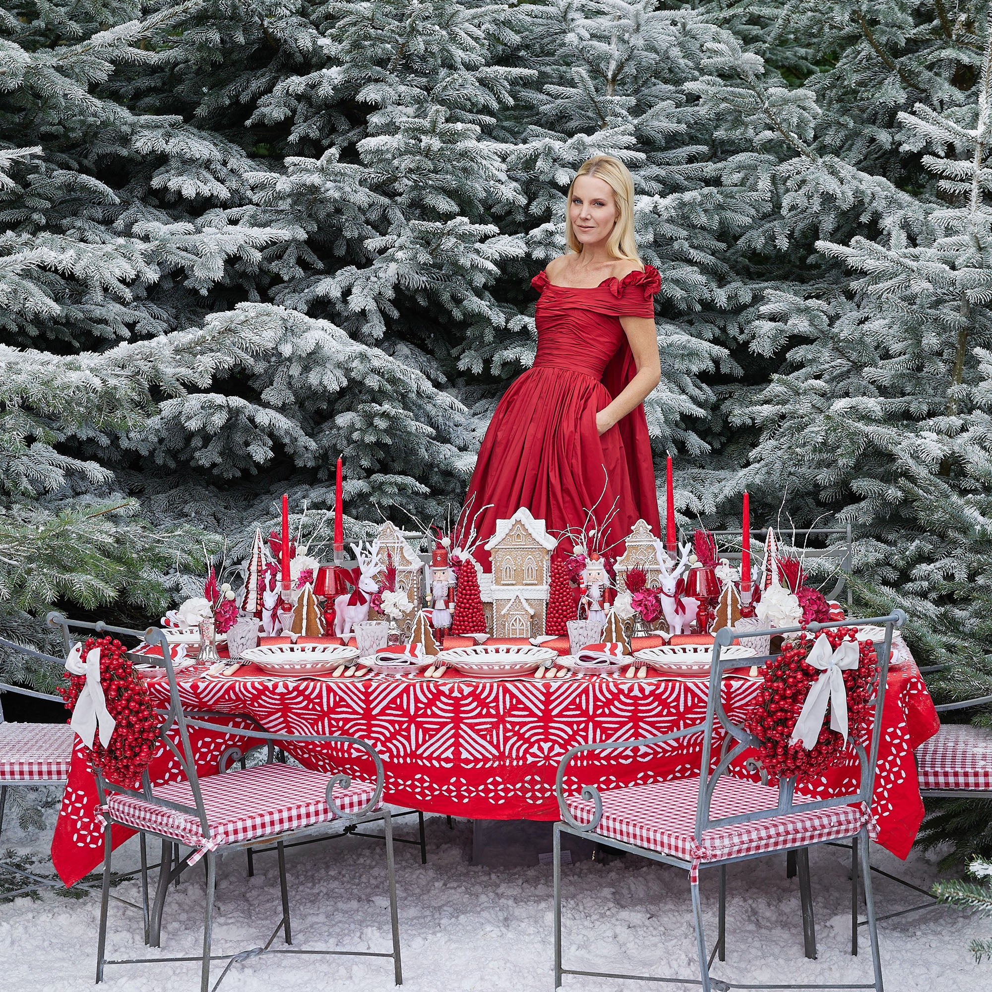 Impress your guests with the graceful and festive design of the White Lace Nutcracker Dinner Plate, a plate that combines style with the timeless allure of nutcrackers.