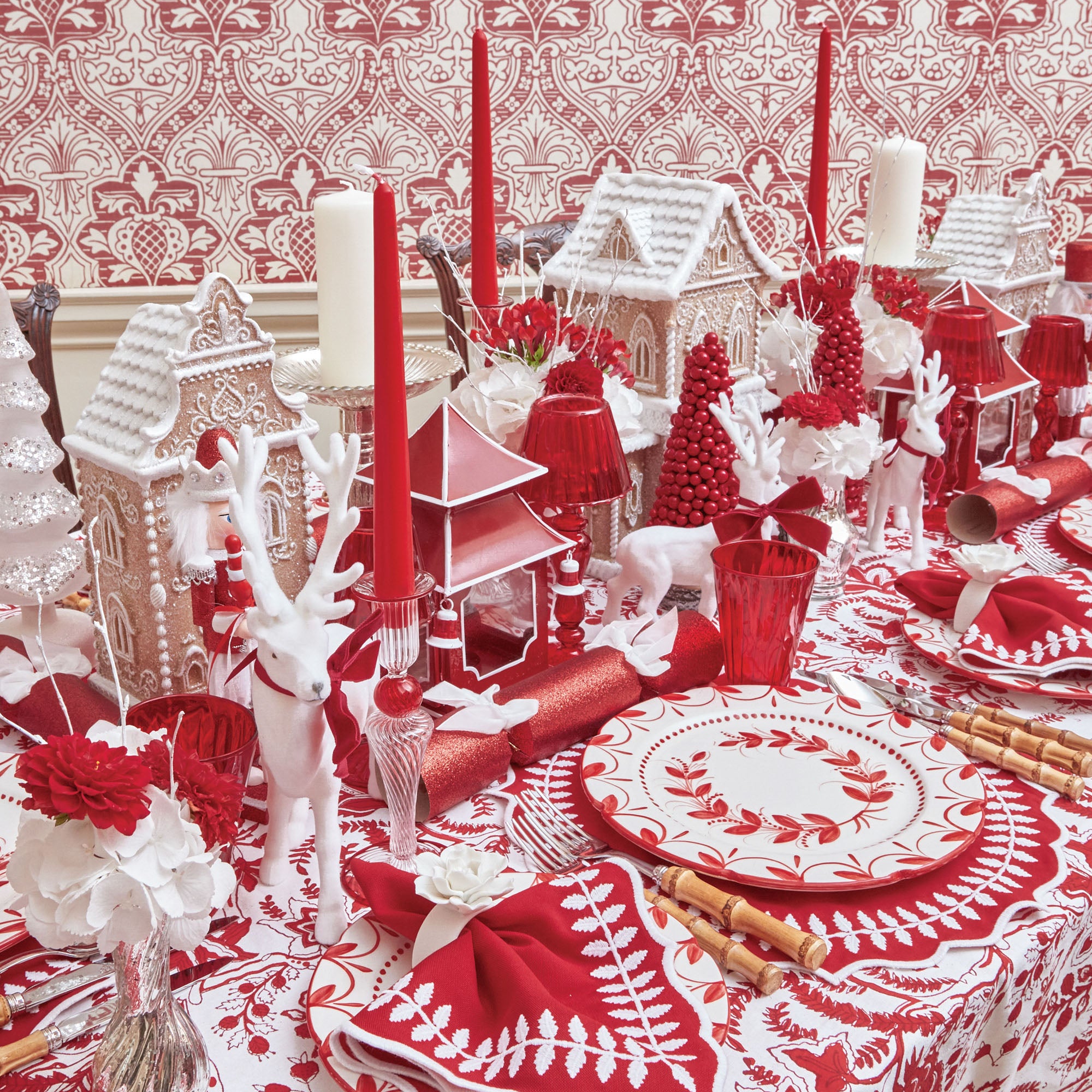 Set the stage for a delightful holiday celebration with this complete plate set.