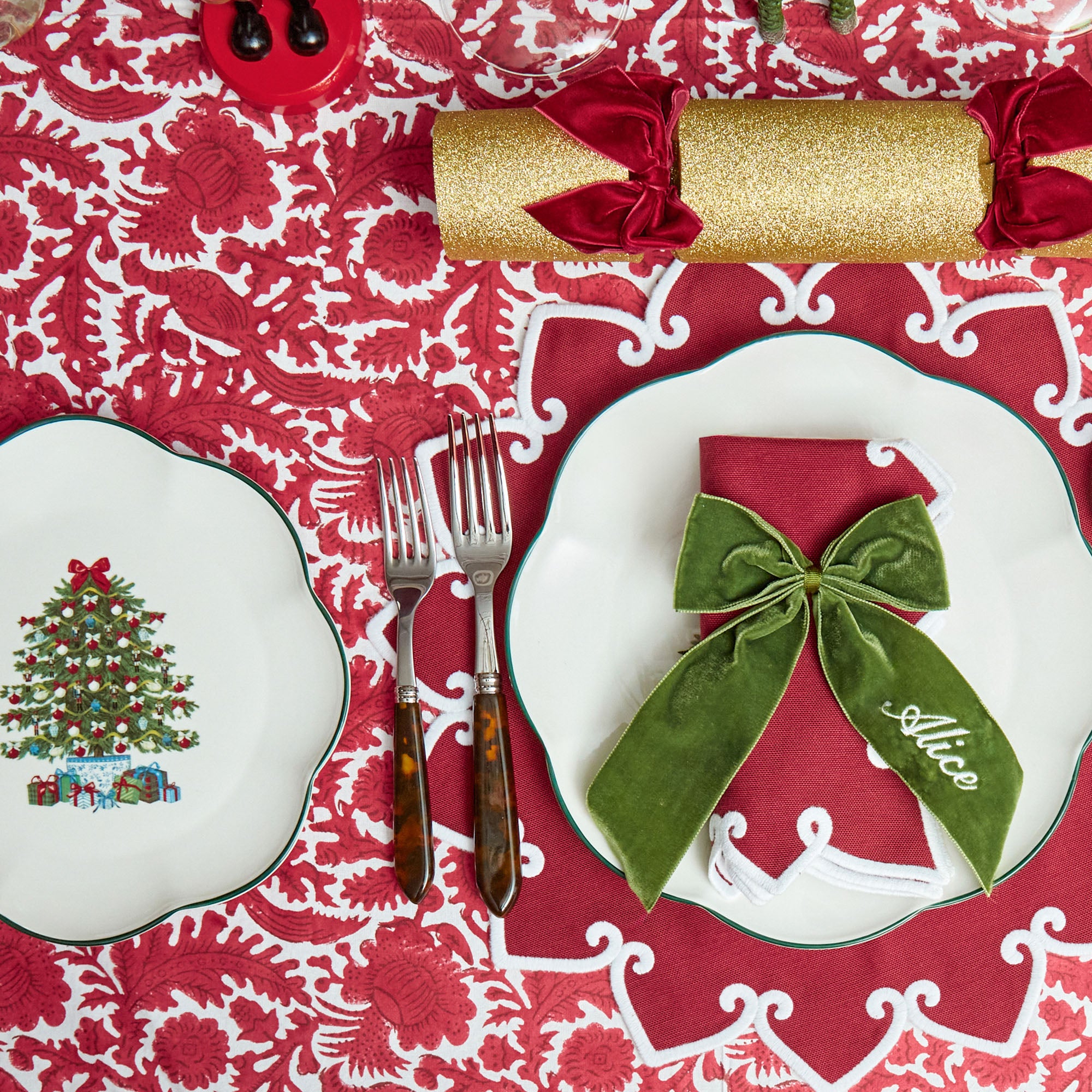 Impress your guests with the graceful and opulent design of the Cranberry Pheasant Tablecloth, a tablecloth that combines style with a touch of tradition.