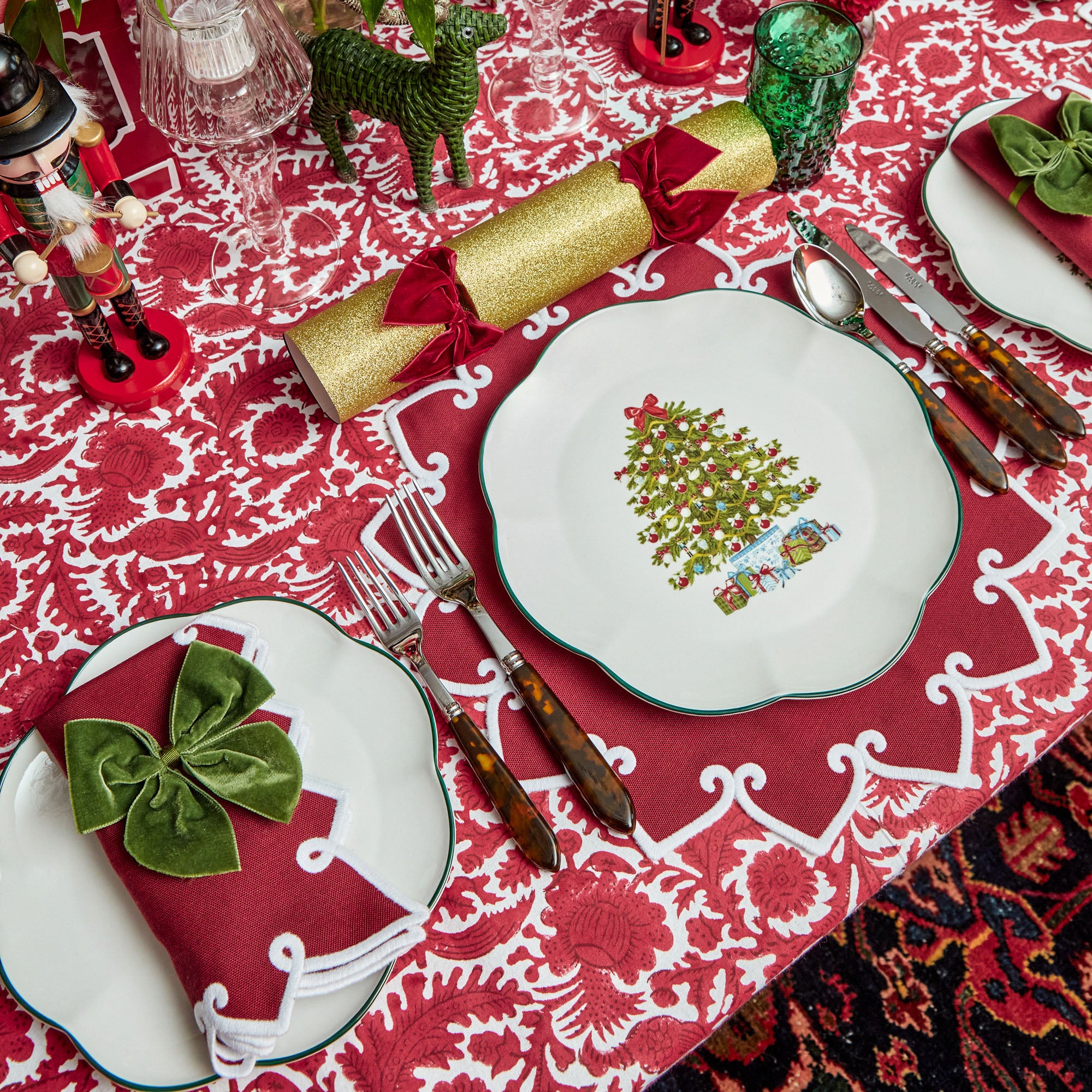 Make each Christmas meal special with the Mrs. Alice Christmas Tree Starter Plate Set - a delightful set of four that adds a dash of Christmas joy to your festive table.