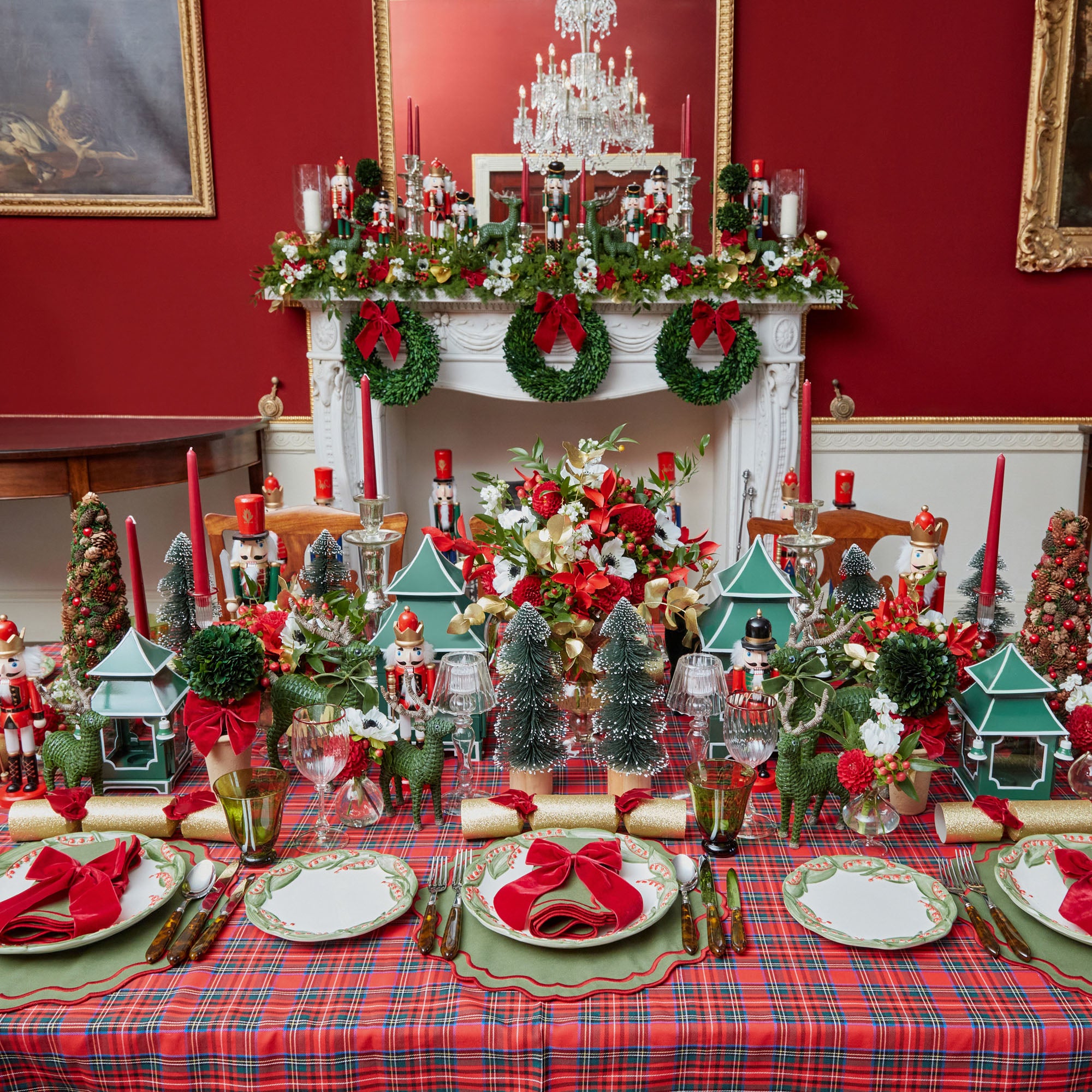 Set the stage for a memorable dining experience with the Personalisable Berry Red Napkin Bow, an elegant and customizable accessory that enhances your table setting.