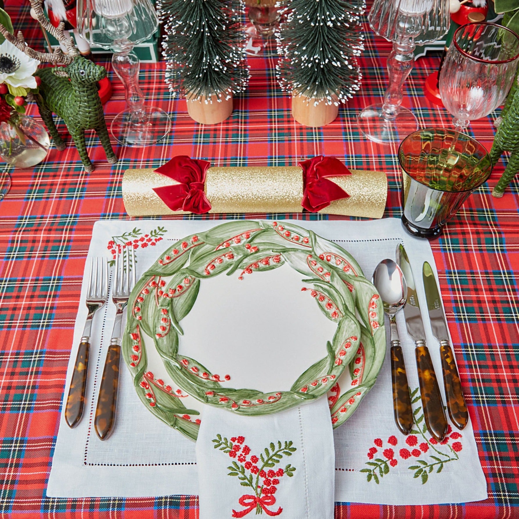 Make your holiday table shine with the Red Berry Dinner Plate, a charming and festive plate that captures the warmth and joy of the season through its exquisite red berry motifs.