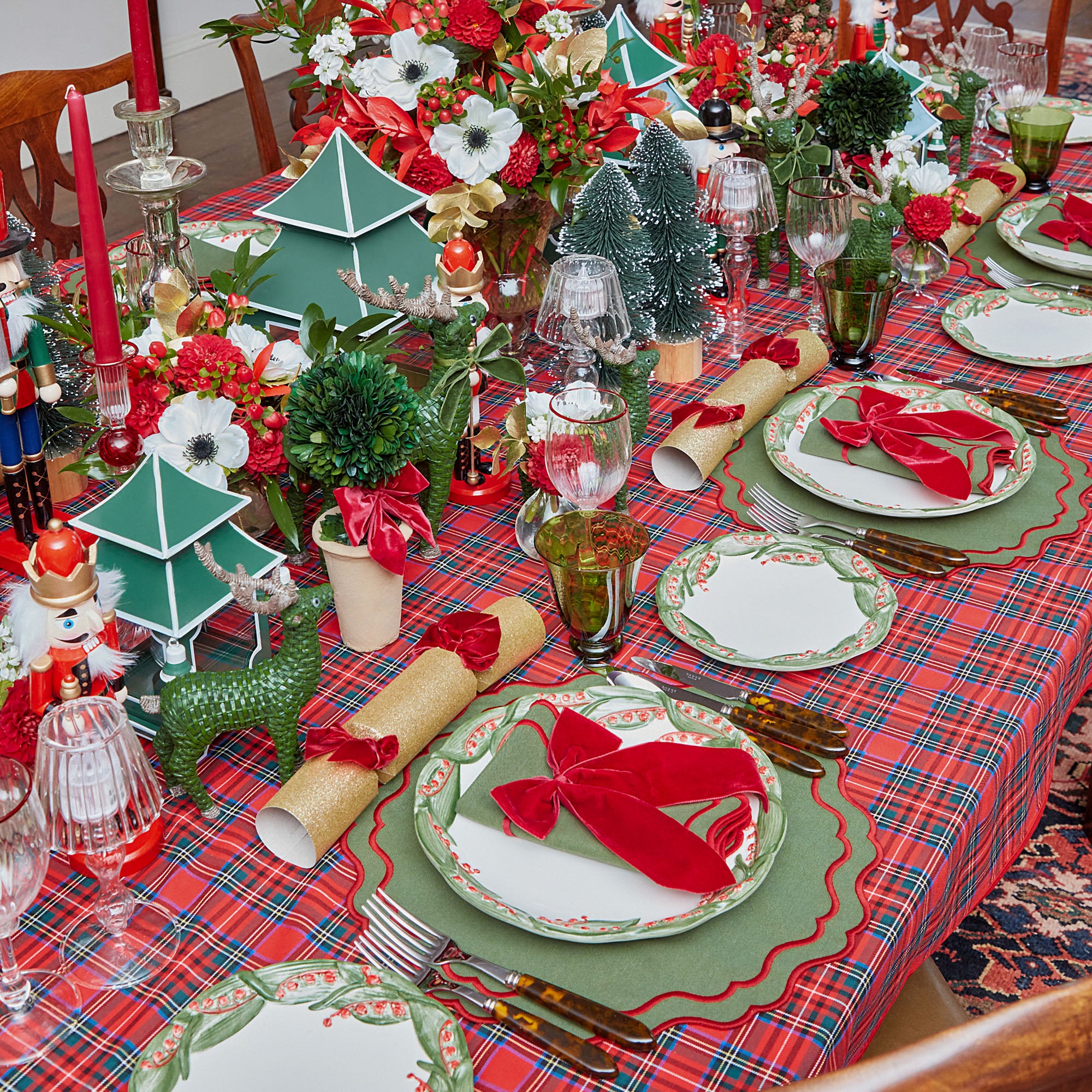 Create a special and personalized dining experience with the Personalisable Berry Red Napkin Bow, perfect for adding a unique charm to your festive gatherings.