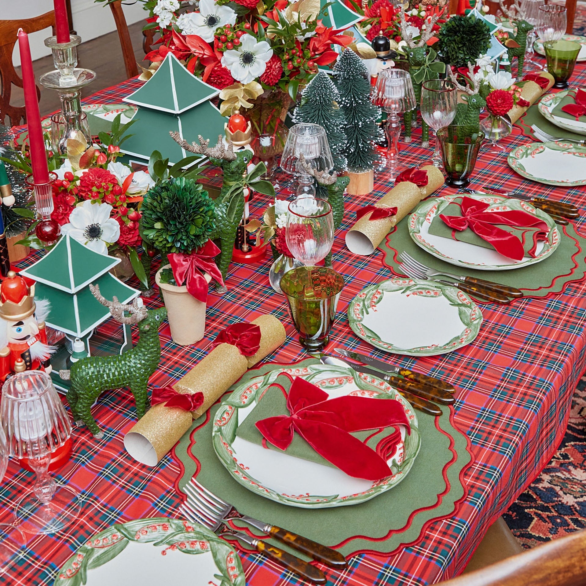 Set the tone for your festive feast with these Red Berry Plates.