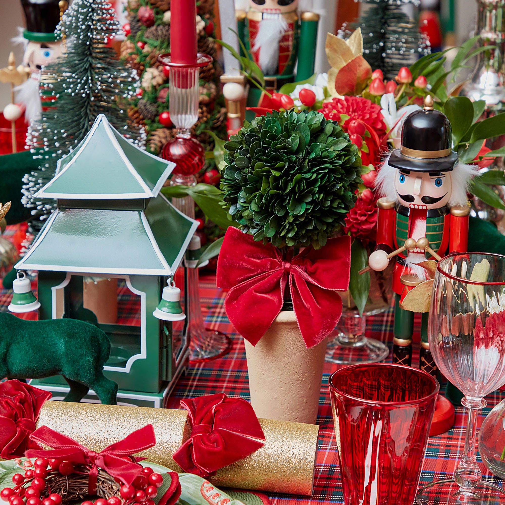 Make every meal special with our set of 4 Ruby Red Velvet Napkin Bows - a delightful addition to your table decor.