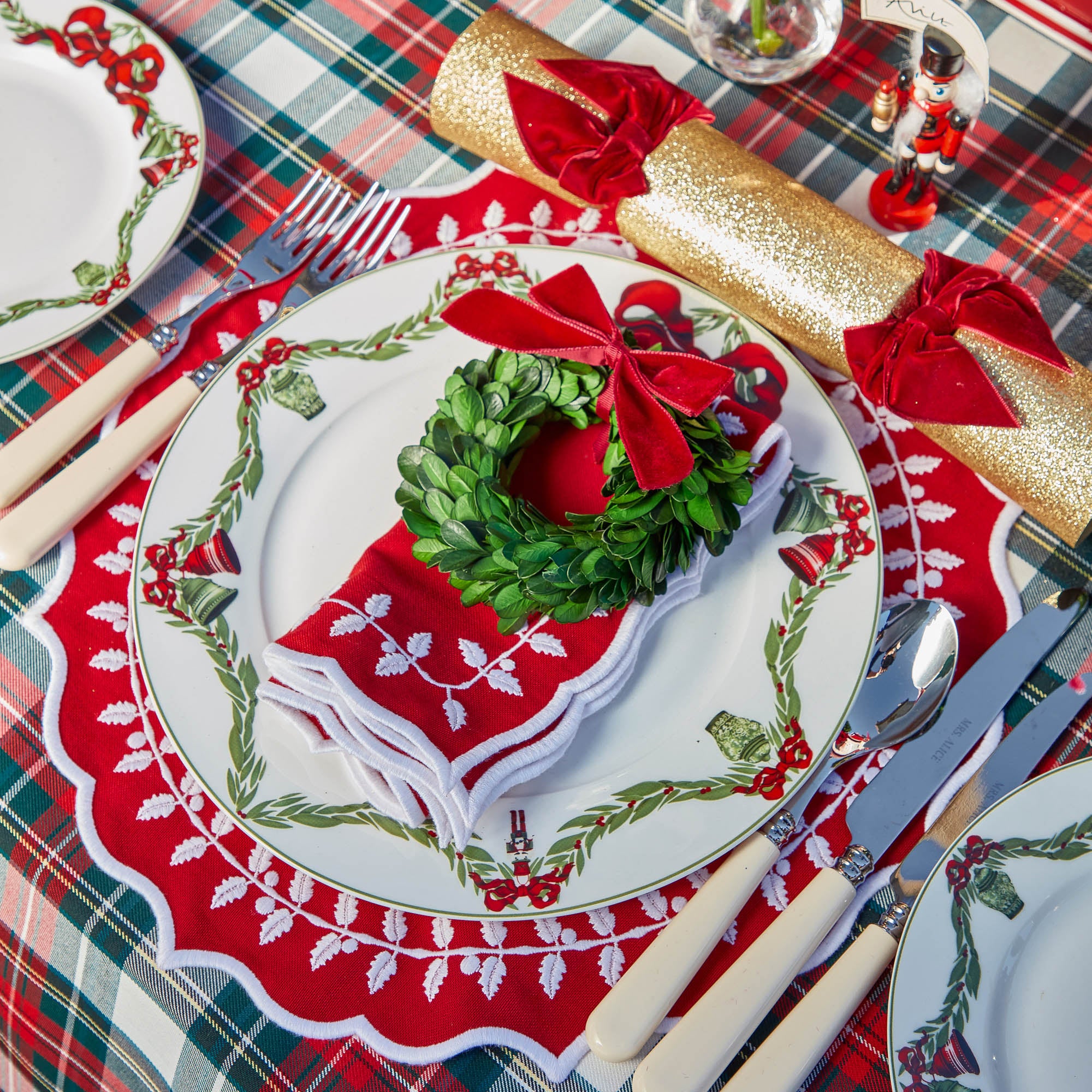 Red Bow Laurel Placemats & Napkins (Set of 4)