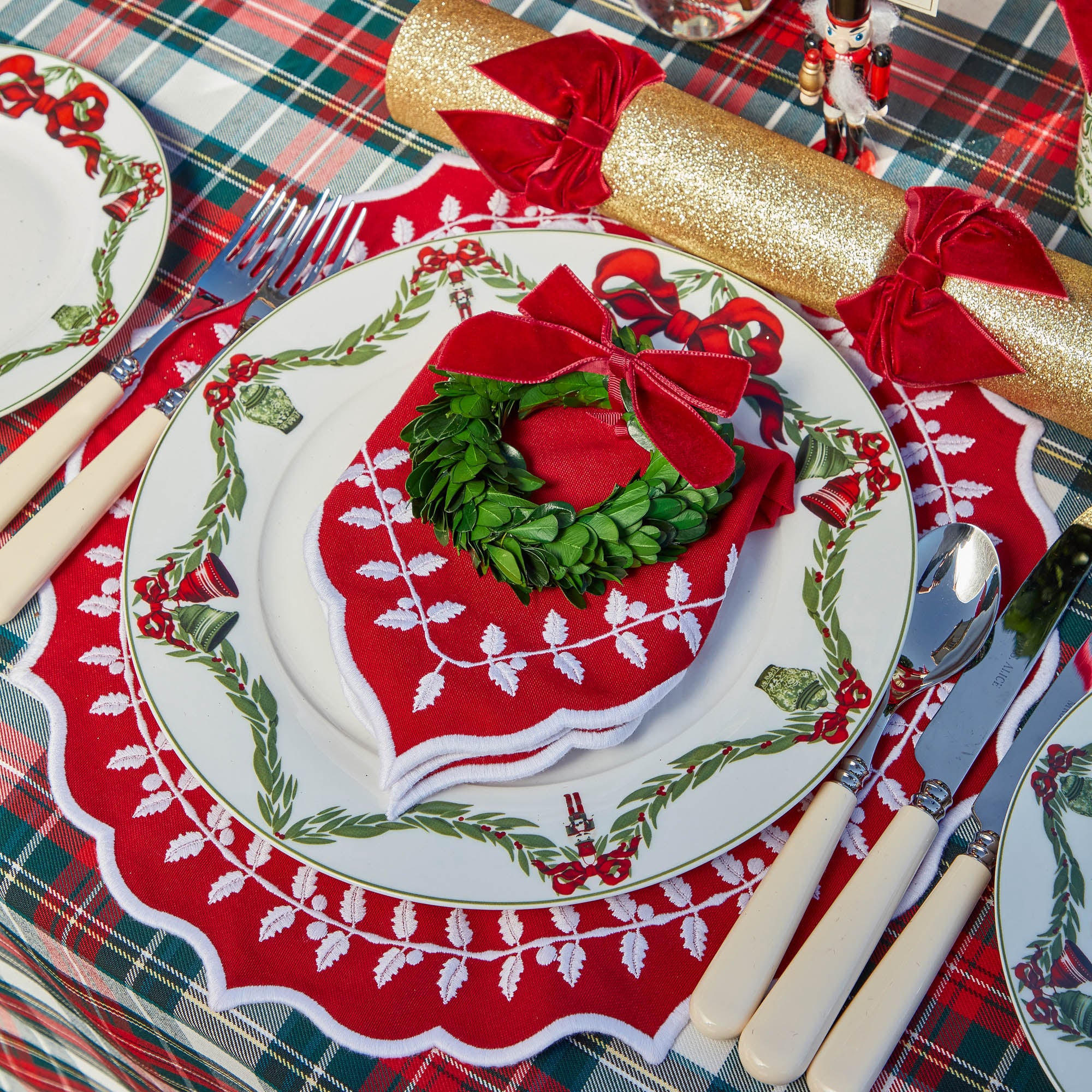 Red Bow Laurel Placemats & Napkins (Set of 4)