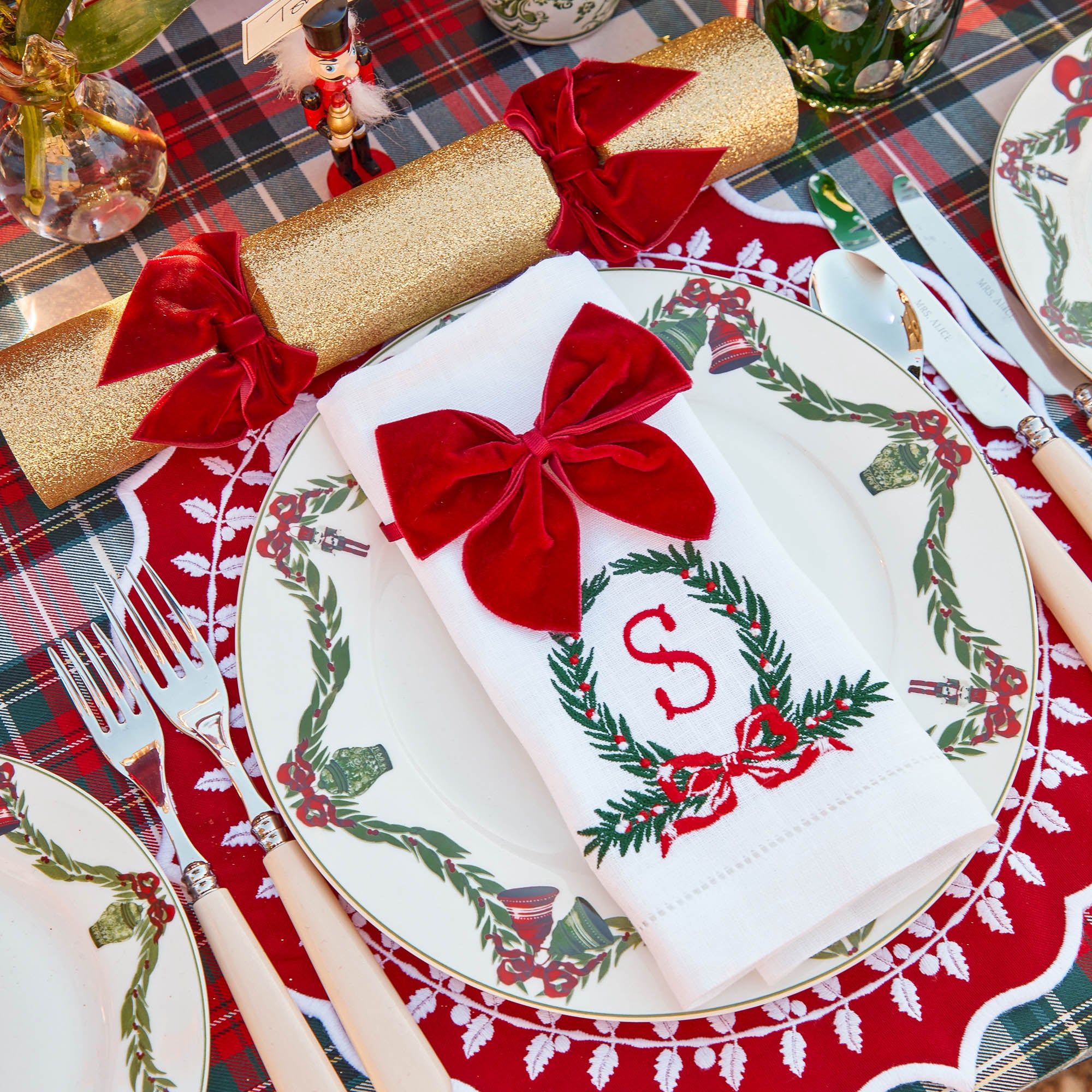 Red Bow Garland White Linen Napkins (Set of 4)