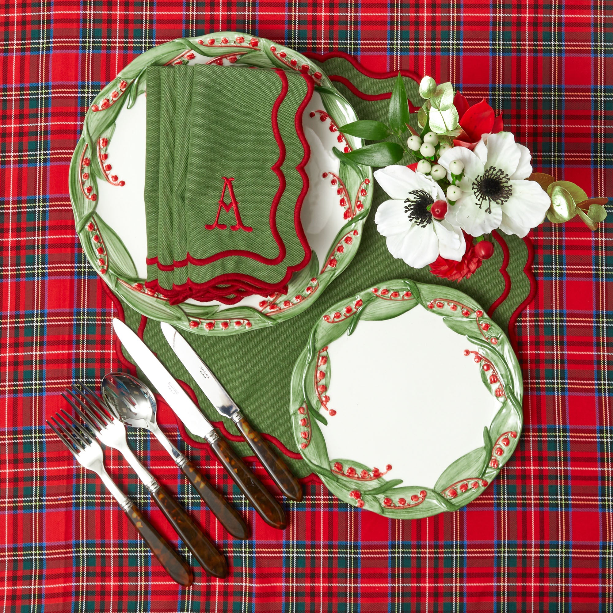 Start your holiday dining traditions with the Red Berry Dinner Plate, an elegant and holiday-themed plate that adds a touch of timeless sophistication to your gatherings.