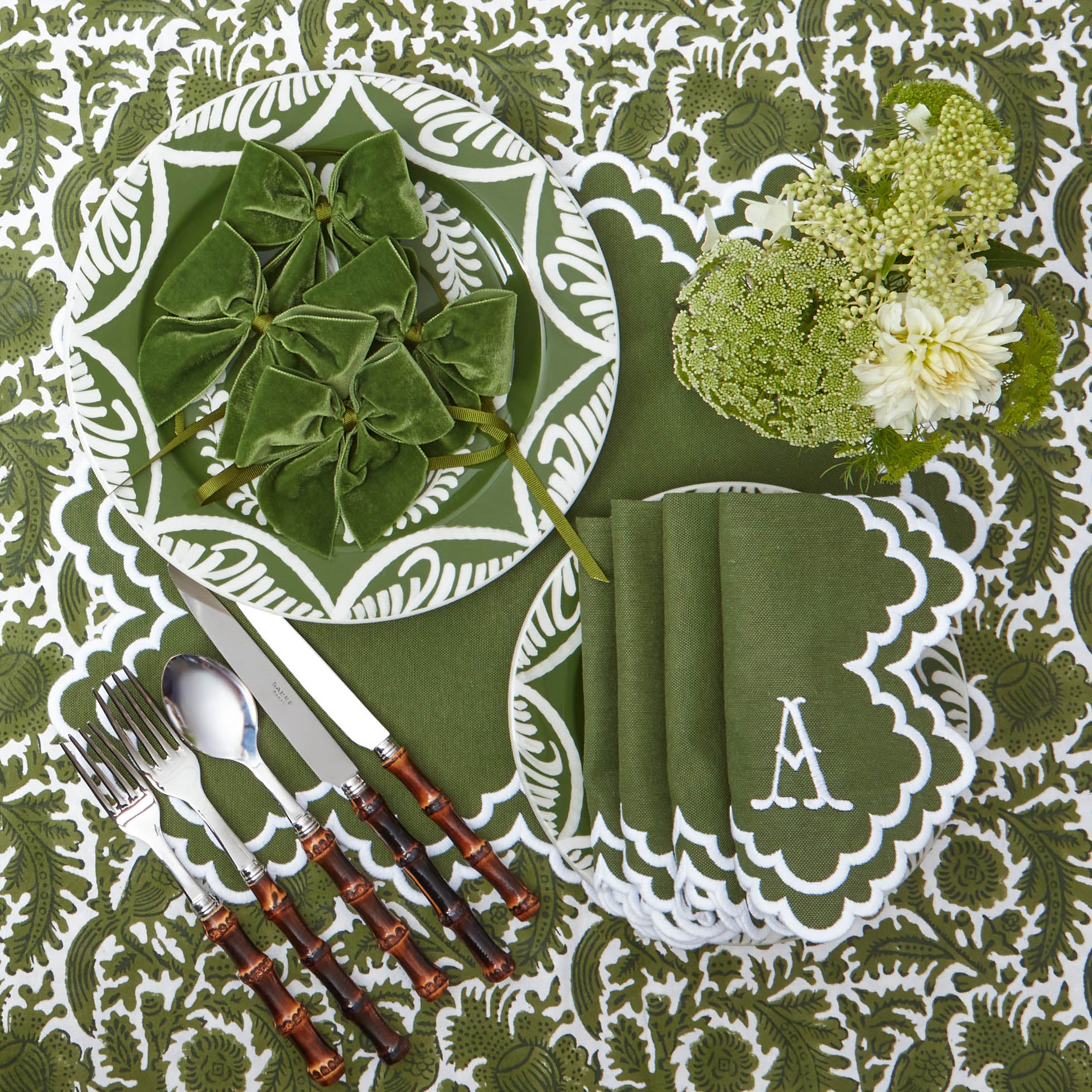 Make each meal a journey through the forest with our Forest Green Velvet Napkin Bows, a perfect addition to your dining experience.