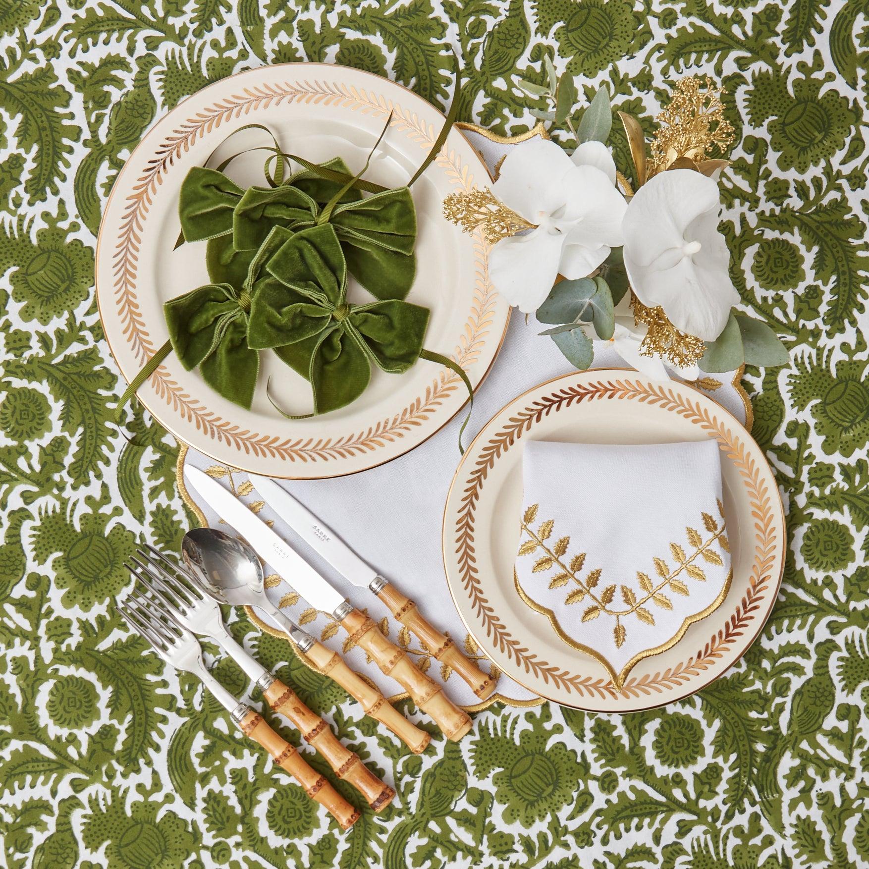 Illuminate your dining setting with the refined and elegant White & Gold Laurel Napkins, designed to bring a touch of luxury and timeless charm to your dining table.