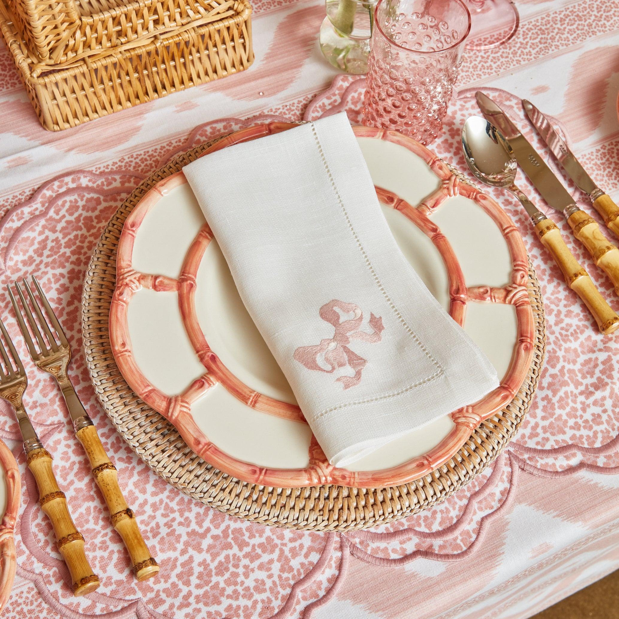 https://www.mrsalice.com/cdn/shop/files/white-linen-pink-bow-napkins-set-of-4-mrs-alice-2_81b87999-3e46-4c81-b3c0-f310b24b29cf.jpg?v=1691763674