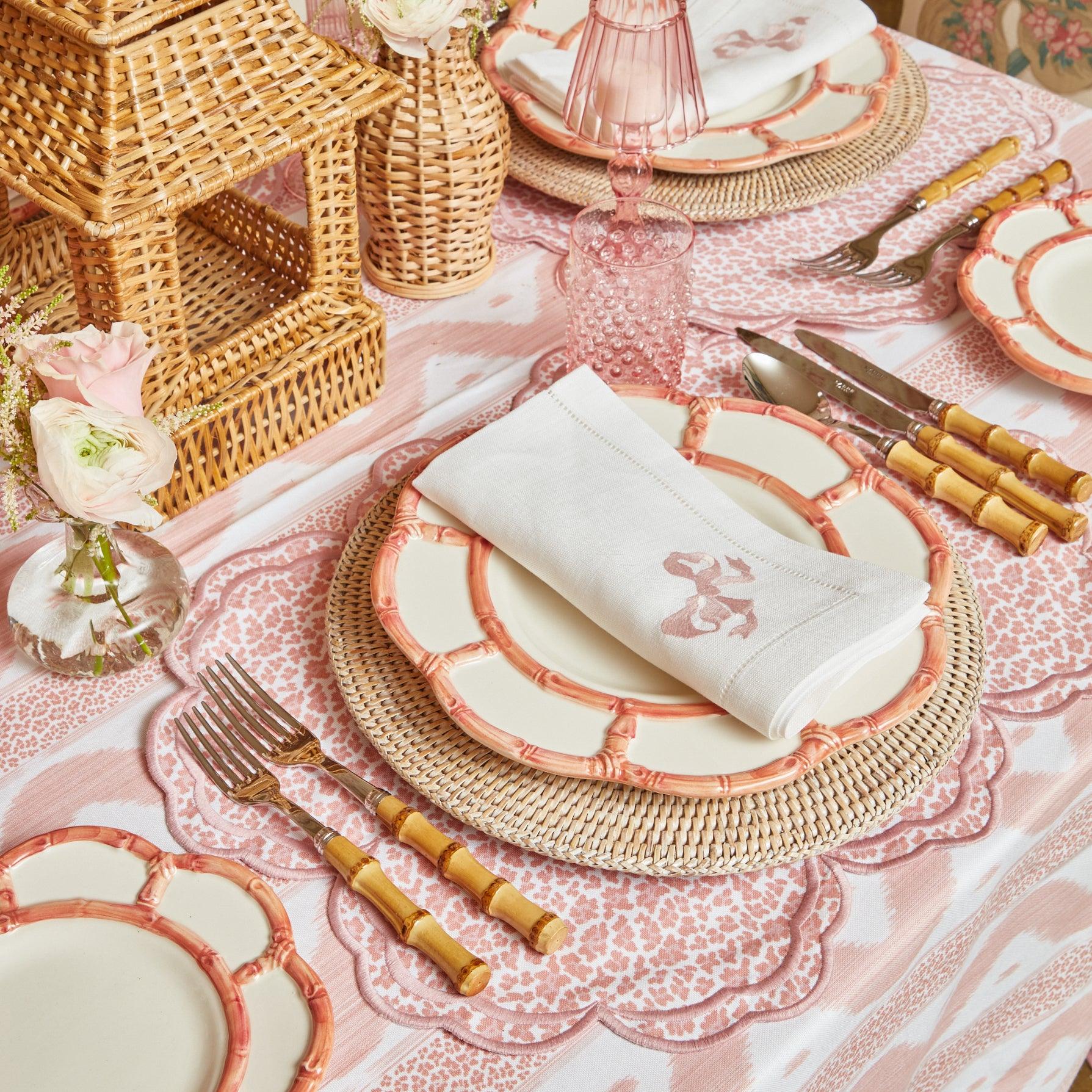 https://www.mrsalice.com/cdn/shop/files/white-linen-pink-bow-napkins-set-of-4-mrs-alice-4_27cdc571-74b3-4e6b-8f3c-90981cf06ca6.jpg?v=1691763672